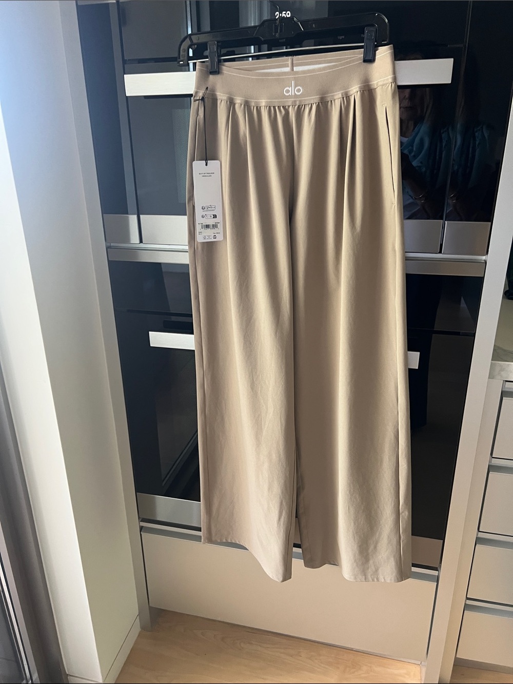 ALO Yoga Suit Up Trouser in Gravel Beige